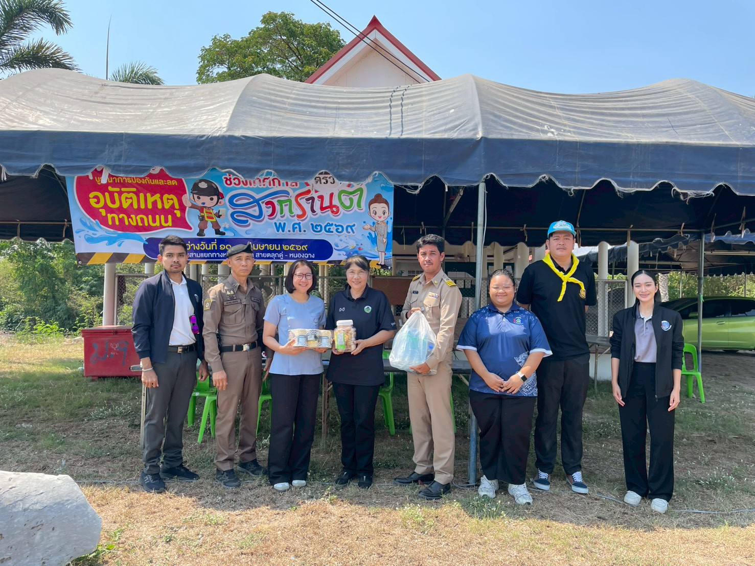 สำนักงานพัฒนาชุมชนอำเภอทัพทัน ลงพื้นที่เยี่ยมเยียนจุดตรวจ/จุดบริการประชาชน พร้อมมอบสิ่งของสนับสนุนแก่เจ้าหน้าที่ผู้ปฏิบัติงาน ในช่วงเทศกาลสงกรานต์ 