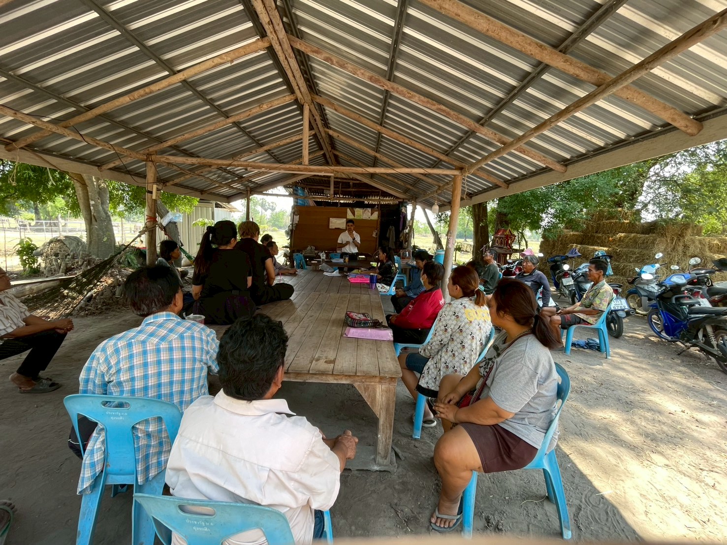 สำนักงานพัฒนาชุมชนอำเภอทัพทัน ลงพื้นที่เข้าร่วมประชุมพิจารณาโครงการแก้ไขปัญหาความยากจน (กข.คจ) ณ ศาลาหมู่บ้าน ม.5 ต.หนองกลางดง และ ม.6 ต.หนองหญ้าปล้อง อ.ทัพทัน จ.อุทัยธานี