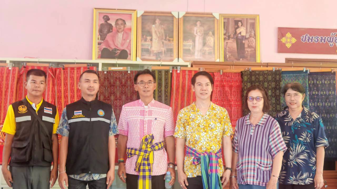 ผู้ว่าราชการจังหวัดอุทัยธานี เยี่ยมเยือนให้กำลังใจกลุ่มทอผ้า ต.โคกหม้อ อ.ทัพทัน จ.อุทัยธานี