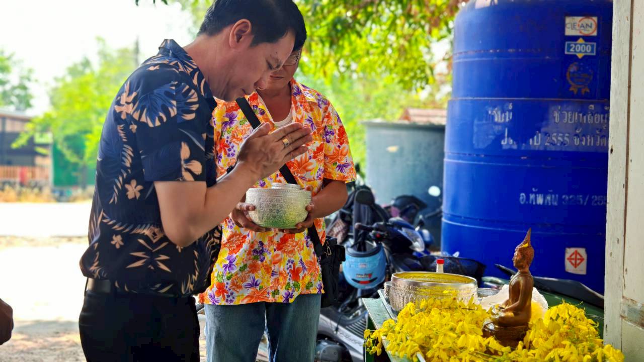 สำนักงานพัฒนาชุมชนอำเภอทัพทันร่วมกับคณะทำงานขับเคลื่อนกองทุนพัฒนาบทบาทสตรีตำบลหนองกลางดง  ร่วมทำกิจกรรมสืบสานประเพณีไทย รดน้ำดำหัวขอพรท่านนายอำเภอ เนื่องในเทศกาลวันสงกรานต์หรือวันขึ้นปีใหม่ไทย ประจำปี 2569